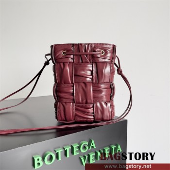 보테가 베네타 BOTTEGA VENETA 램스킨 스몰 카세트 버킷백  717187