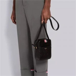 톰브라운 THOM BROWNE  크로스백