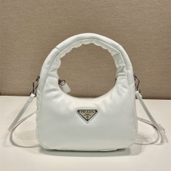 프라다 PRADA 신상 소프트 패딩 나파 가죽 미니백 호보백 1BA384