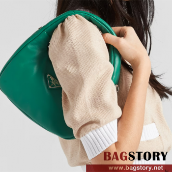 프라다 PRADA 신상 소프트 패딩 나파 가죽 미니백 호보백 1BA384