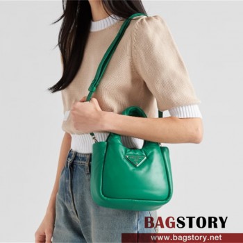 프라다 PRADA 신상 스몰 패딩 소프트 나파 가죽 백 1BA359