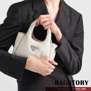 프라다 PRADA 신상 스몰 패딩 소프트 나파 가죽 백 1BA359