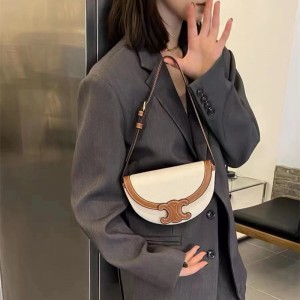 셀린느 CELINE   퀴르 트리오페 베사체백 탄 숄더백 111233