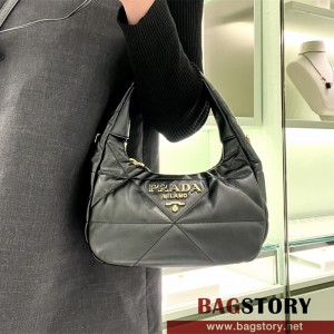 프라다 PRADA 신상 소프트 패딩 나파 가죽 미니백 호보백 1BA384
