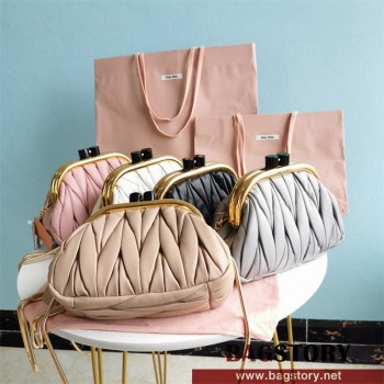 미우미우 MIUMIU  벨 나파 가죽 클러치 5BK011