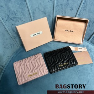 미우미우 MIUMIU  마테라쎄 나파 가죽 반지갑 5MV204