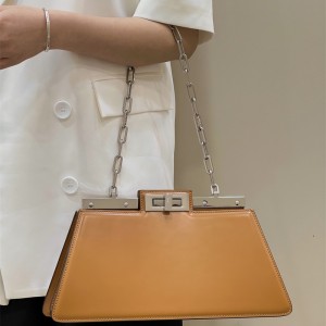펜디 FENDI 피카부 컷 미디엄 가죽백 34CM