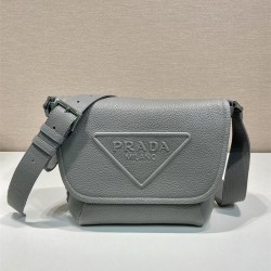 프라다 PRADA 엠보스드 로고 가죽 메신저백 2VD056