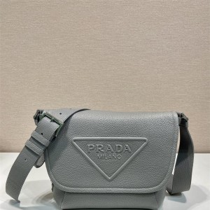 프라다 PRADA 엠보스드 로고 가죽 메신저백 2VD056