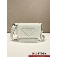 프라다 PRADA 엠보스드 로고 가죽 메신저백 2VD056
