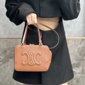 셀린느 CELINE  23SS 풀디드 큐브백 숄더백 토트백 111383