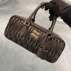 미우미우 MIUMIU 마테라쎄 핸드백 5BB148