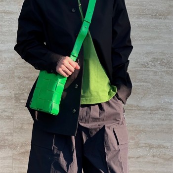 보테가베네타 BV 남성 카세트 폰 홀더 크로스백 729298