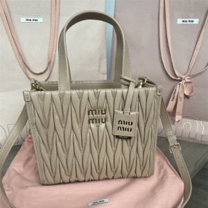 미우미우 MIUMIU 마테라쎄 나파 가죽 토트백 5BG263