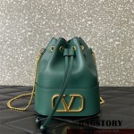 발렌티노 Valentino 브이로고 시그니쳐 나파 미니 버킷백