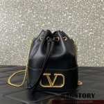 발렌티노 Valentino 브이로고 시그니쳐 나파 미니 버킷백