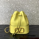 발렌티노 Valentino 브이로고 시그니쳐 나파 미니 버킷백
