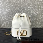 발렌티노 Valentino 브이로고 시그니쳐 나파 미니 버킷백