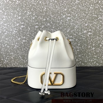 발렌티노 Valentino 브이로고 시그니쳐 나파 미니 버킷백