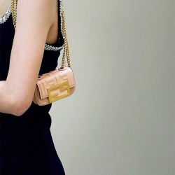 펜디 FENDI 바게트백 Nano 11cm