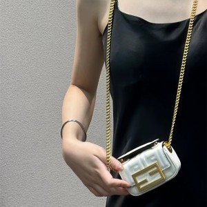 펜디 FENDI 바게트백 Nano 11cm
