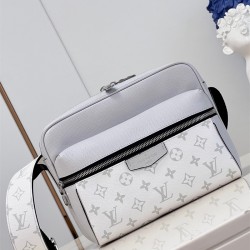 루이비통 Louis Vuitton  아웃도어 메신저 크로스백 M30243
