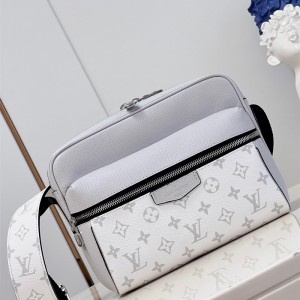 루이비통 Louis Vuitton  아웃도어 메신저 크로스백 M30243