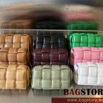 보테가베네타 BV 여성 인트레치오 패딩 카세트 벨트백 710075