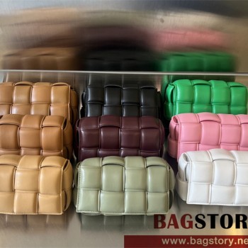 보테가베네타 BV 여성 인트레치오 패딩 카세트 벨트백 710075