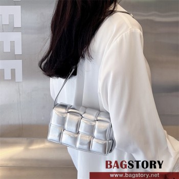 보테가베네타 BV 여성 인트레치오 패딩 카세트 벨트백 710075