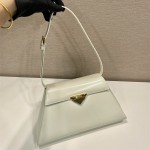 프라다 PRADA 라지 브러쉬드 가죽 핸드백 1BD342