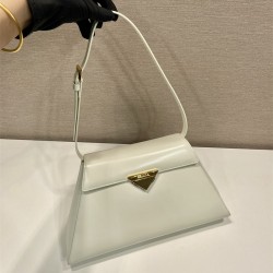 프라다 PRADA 라지 브러쉬드 가죽 핸드백 1BD342