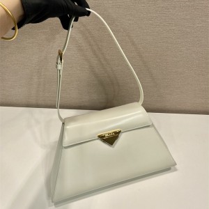 프라다 PRADA 라지 브러쉬드 가죽 핸드백 1BD342