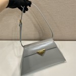 프라다 PRADA 라지 브러쉬드 가죽 핸드백 1BD342