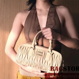 미우미우 MIUMIU 마테라쎄 핸드백 5BB148