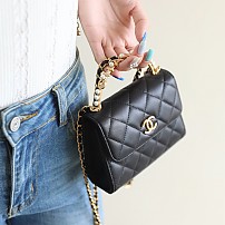 샤넬 CHANEL 22B 체인 탑핸들 플랩백 스몰 AP2945