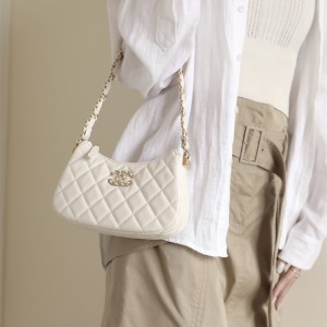 샤넬 CHANEL 신상 23K 19 호보백 미니 AP3647