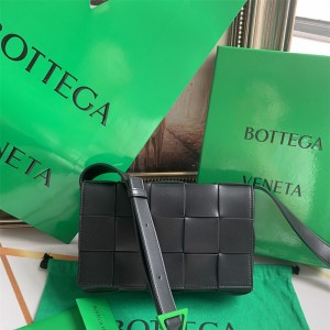 보테가베네타 BV 인트레치아 카세트백 708768