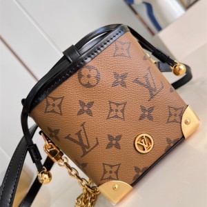 루이비통 Louis Vuitton 노에 퍼스 LV 참 M82886
