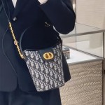 디올 DIOR 신상 30 몽테인 스몰 체인버킷백