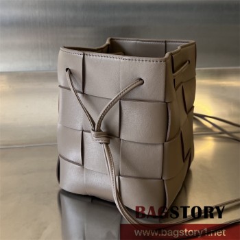 보테가베네타 카세트 인트레치아토 스몰 680218