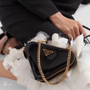 프라다 PRADA 신상 트라이앵글 페이턴트 가죽 미니 파우치 1NR015