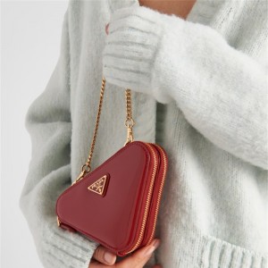 프라다 PRADA 신상 트라이앵글 페이턴트 가죽 미니 파우치 1NR015