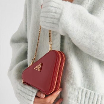 프라다 PRADA 신상 트라이앵글 페이턴트 가죽 미니 파우치 1NR015
