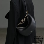 발렌티노 Valentino 브이로고 문 스몰 소프트 그레인 송아지 가죽 체인 호보 백