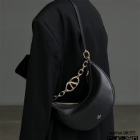 발렌티노 Valentino 브이로고 문 스몰 소프트 그레인 송아지 가죽 체인 호보 백