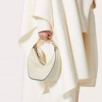 발렌티노 Valentino 브이로고 문 스몰 소프트 그레인 송아지 가죽 체인 호보 백