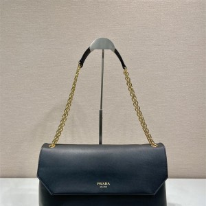 프라다 PRADA  신상 체인 크로스백  1BD068