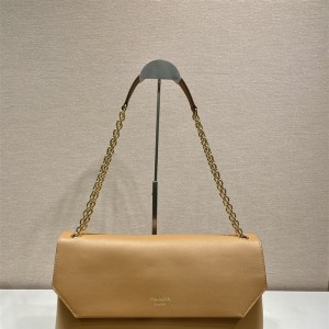 프라다 PRADA  신상 체인 크로스백  1BD068