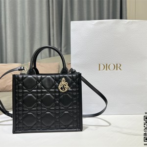 디올 DIOR 신상 레이디 북토트백 26cm